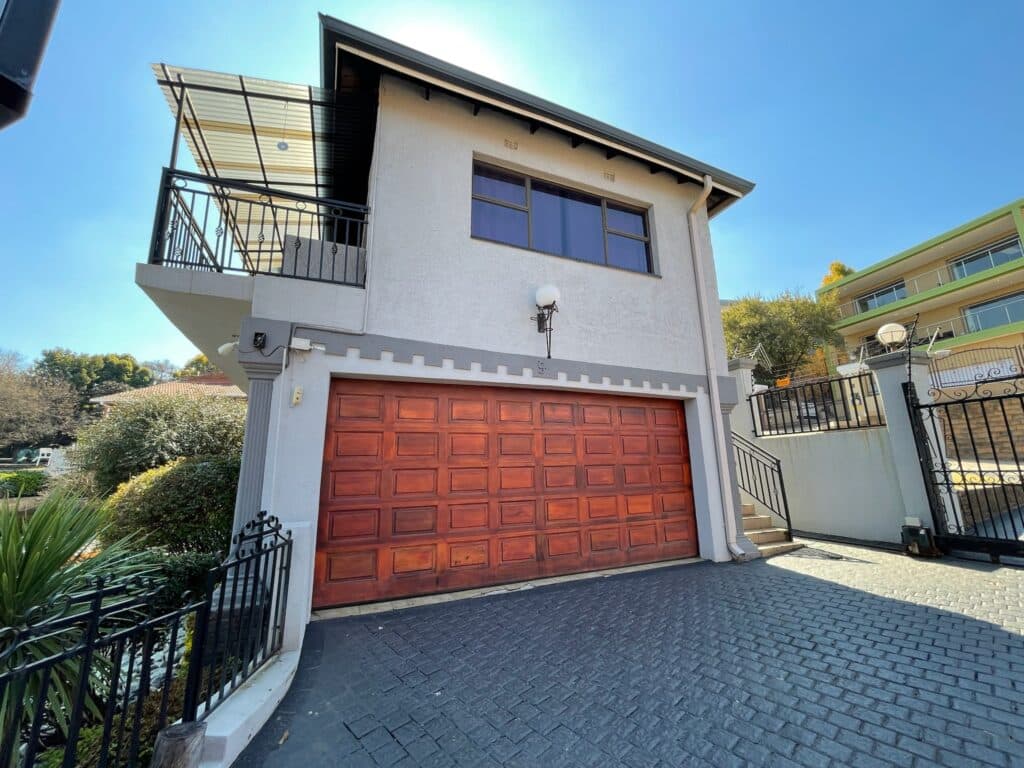 Bank Instruction Property On-Site Auction: 4 Bedroom home with 2-bedroom flatlet Glenvista Ext. 6, Johannesburg