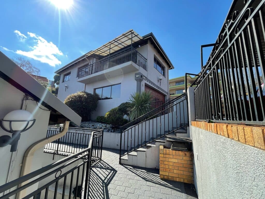 Bank Instruction Property On-Site Auction: 4 Bedroom home with 2-bedroom flatlet Glenvista Ext. 6, Johannesburg