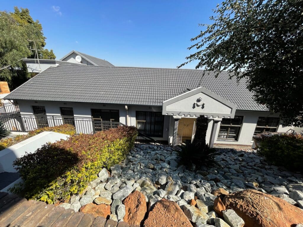 Bank Instruction Property On-Site Auction: 4 Bedroom home with 2-bedroom flatlet Glenvista Ext. 6, Johannesburg