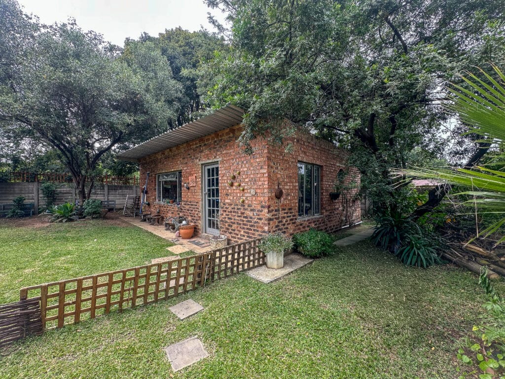 Urgent Sale: 3 Bedroom House with cottage, Villeria