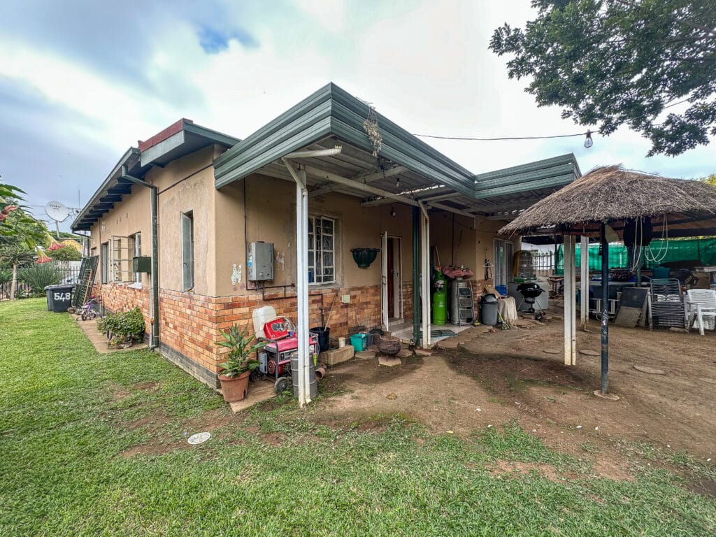 Urgent Sale: 3 Bedroom House with cottage, Villeria