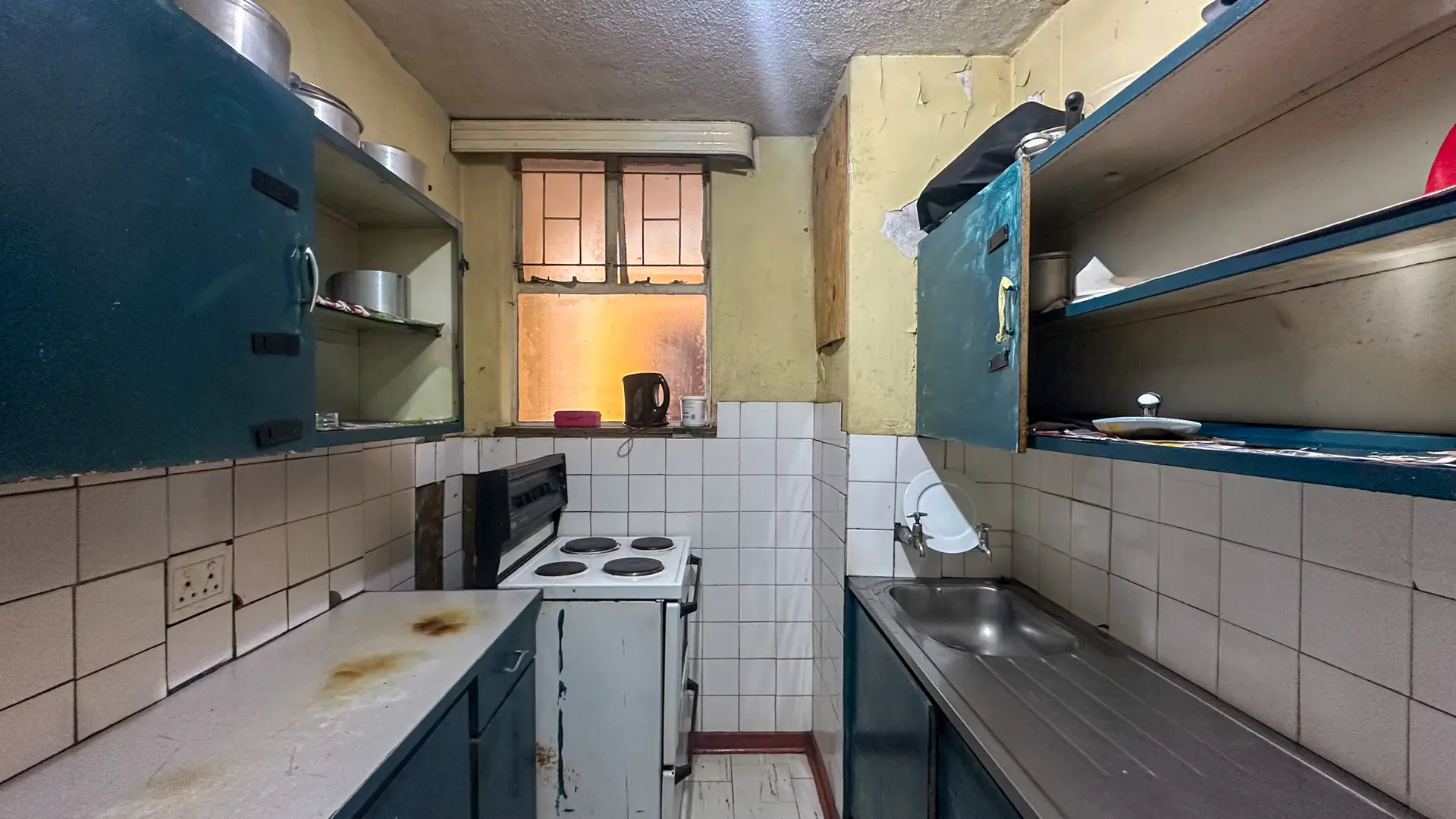 Urgent Sale: 3 Bedroom apartment in Oranjehof Suid, Pretoria