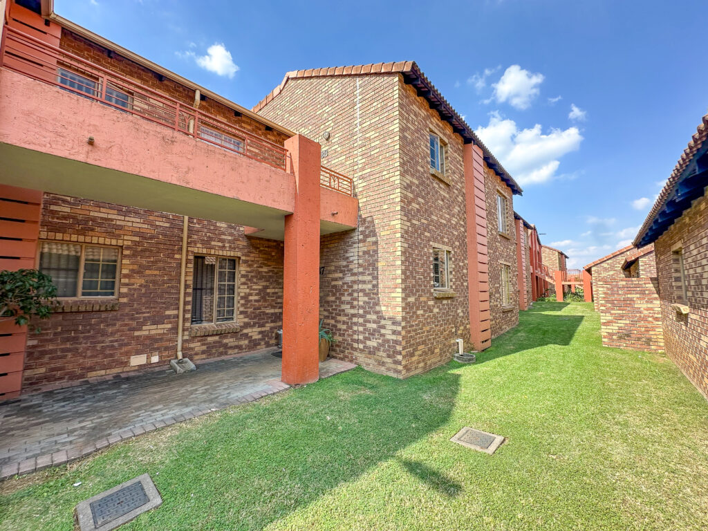 Urgent Sale: 3-Bedroom Townhouse 
Equestria, Pretoria, Gauteng
