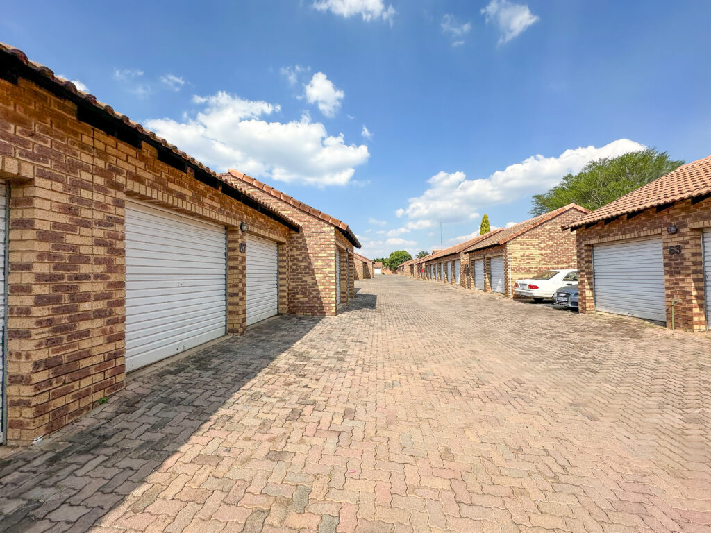 Urgent Sale: 3-Bedroom Townhouse 
Equestria, Pretoria, Gauteng
