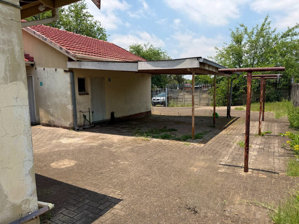 6-Bedroom House in Barry Hertzog Park, Newcastle, KwaZulu-Natal– Urgent Sale