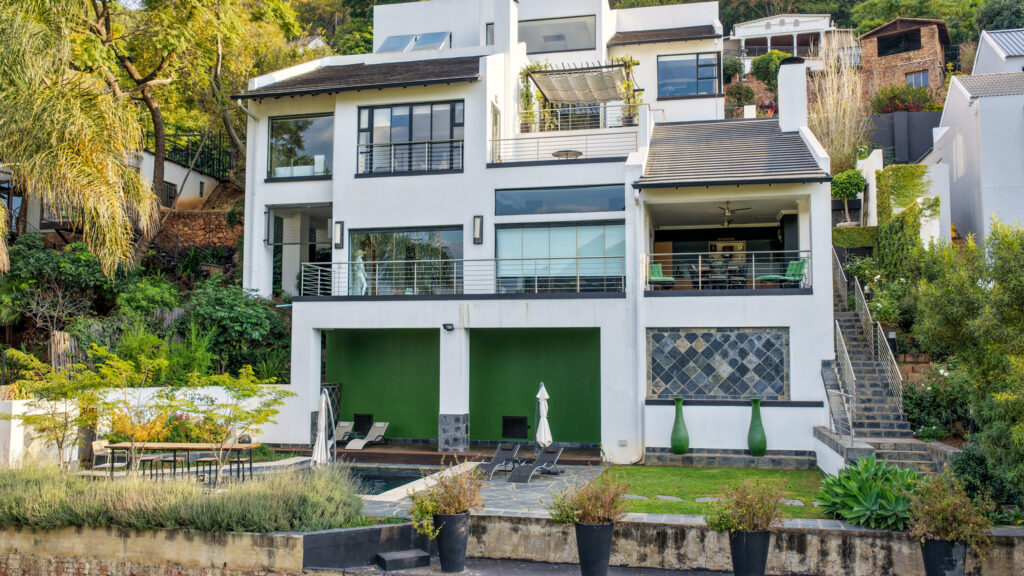 Deceased Estate Online Auction: 4-Bedroom Multi-Level House With Boat House – Kosmos Estate, Hartbeespoort Dam
