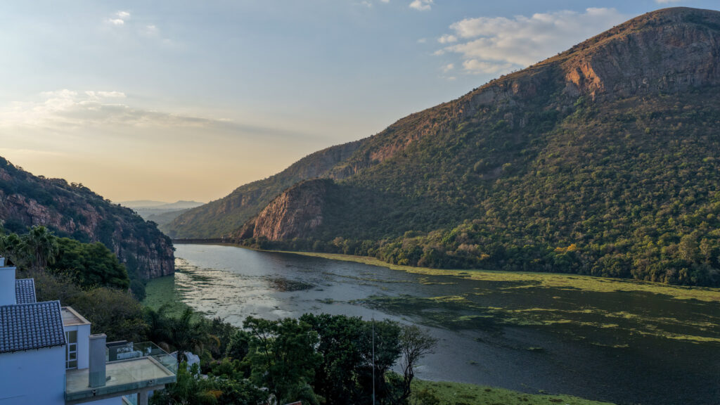 Deceased Estate Online Auction: 4-Bedroom Multi-Level House With Boat House – Kosmos Estate, Hartbeespoort Dam