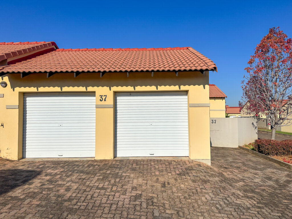 3-Bedroom Townhouse in SS Pebble Sands, Mooikloof Ridge Estate, Pretoria – Insolvent Estate Urgent Sale