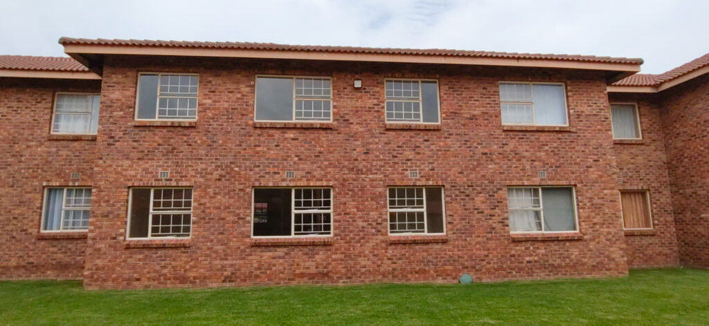 Insolvent Estate Online Auction: 2-Bedroom Unit in SS The Orchards, Crystal Park Ext. 28, Benoni
