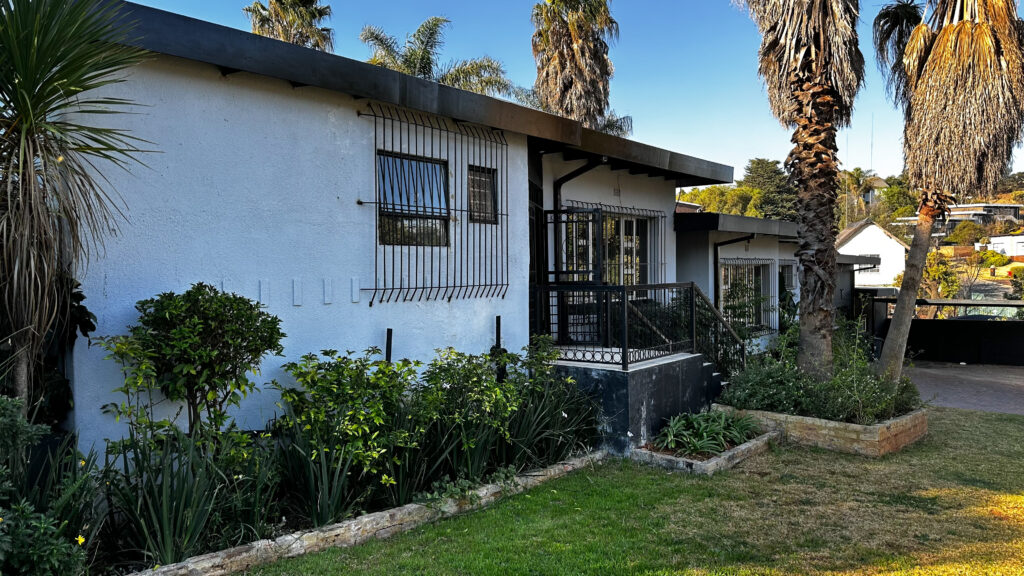 4 Bedroom House with a Garden Cottage in Constantia Kloof Roodepoort Online Auction
