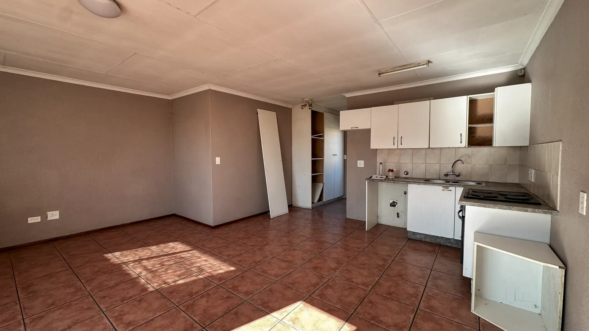 Deceased Estate Online Auction: Bachelor Flat on First Floor – SS Almeisan, Wilgeheuwel Ext. 29, Roodepoort