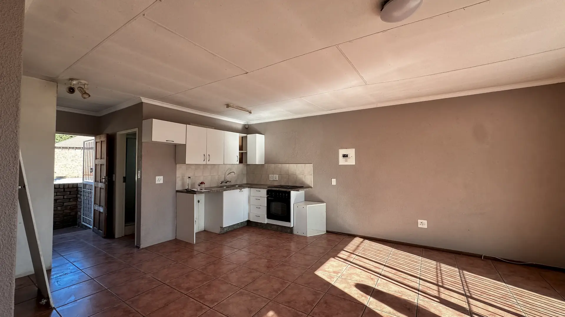 Deceased Estate Online Auction: Bachelor Flat on First Floor – SS Almeisan, Wilgeheuwel Ext. 29, Roodepoort