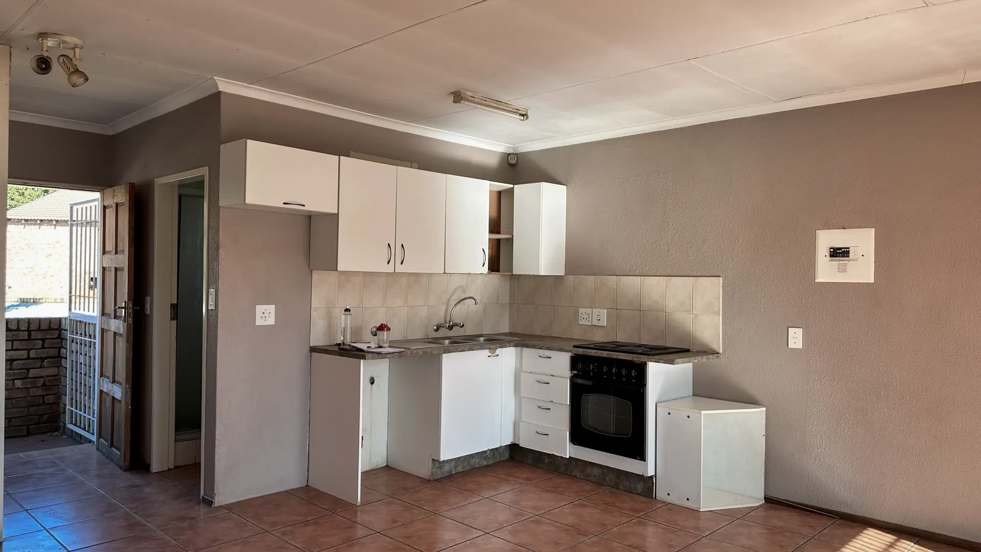 Deceased Estate Online Auction: Bachelor Flat on First Floor – SS Almeisan, Wilgeheuwel Ext. 29, Roodepoort